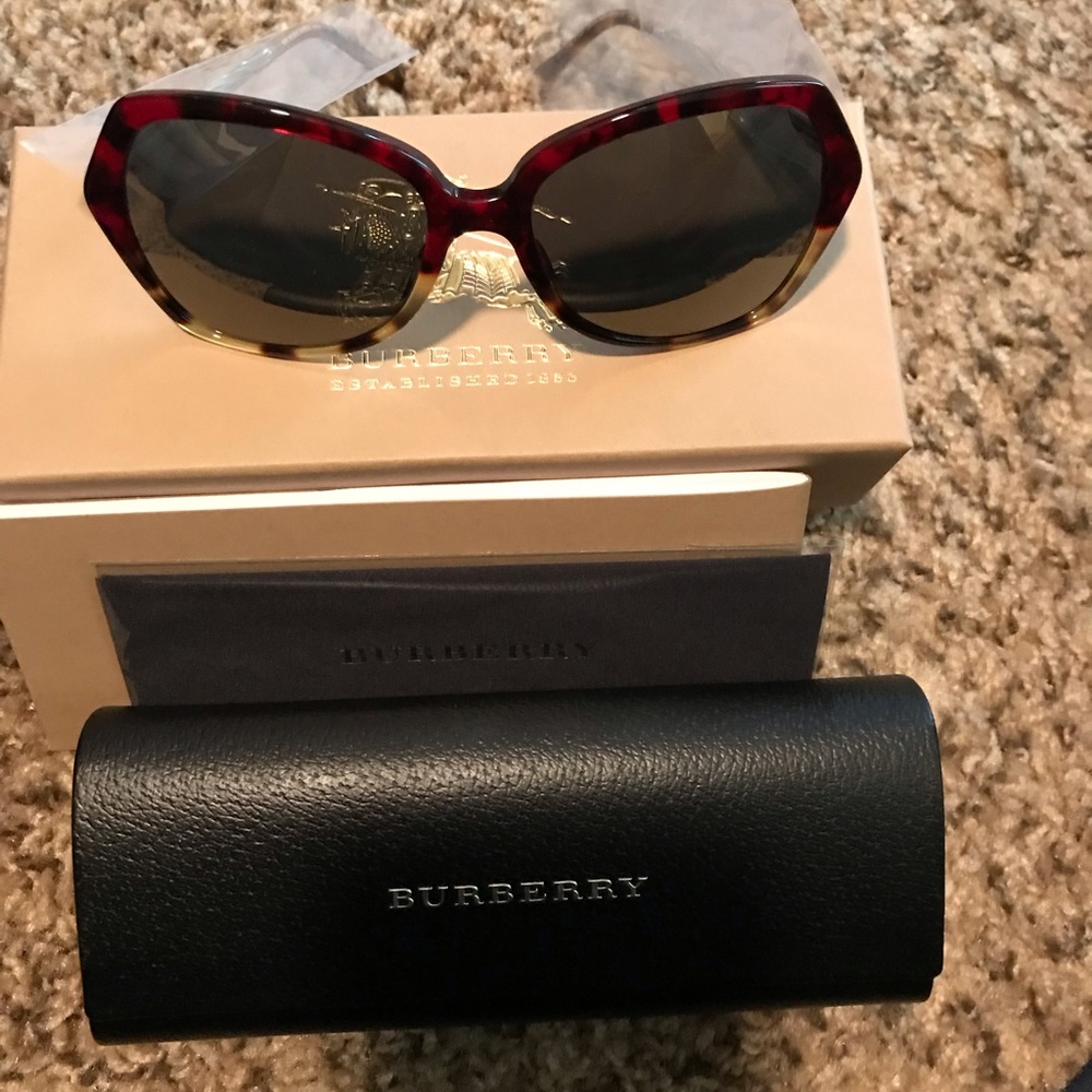 😎 Brand New Burberry Sunglasses ☀️ - Picture 3 of 7
